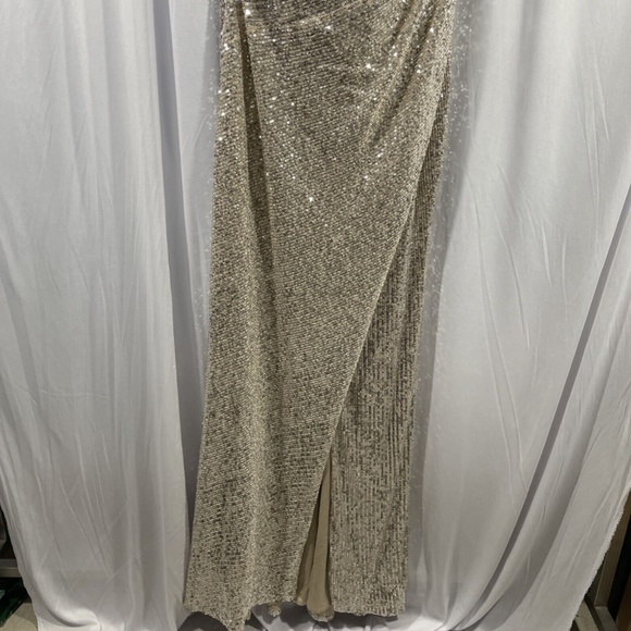 NWT $408 La Femme‎ [ 12 ] One-Shoulder Sequin Gown in Silver/Nude - Picture 11 of 15